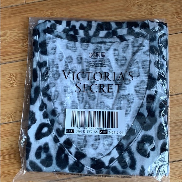 PINK Victoria's Secret Tops - 🆕 PINK v-neck T-shirt - XS